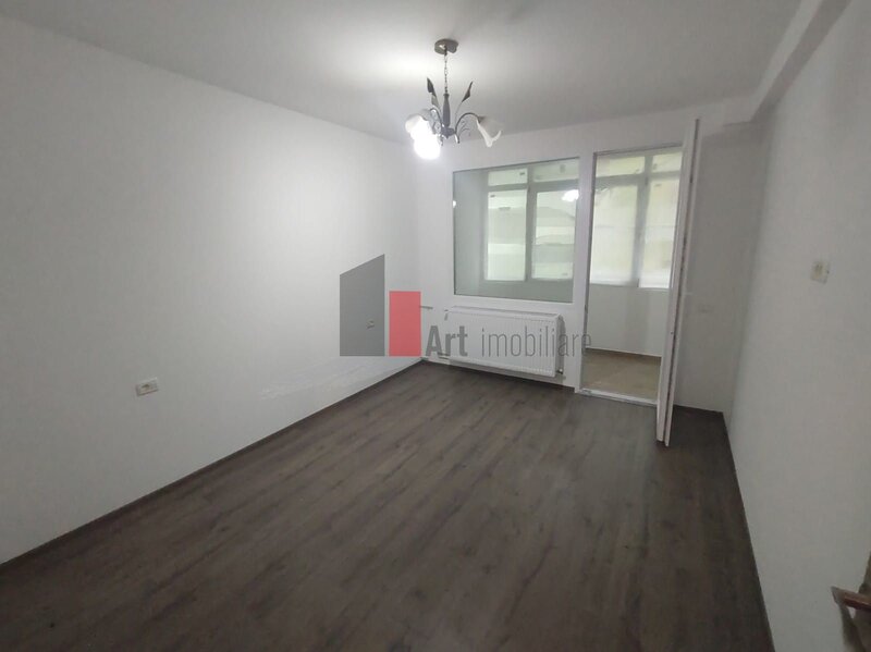 Piata Resita, vanzare apartament 3 camere.